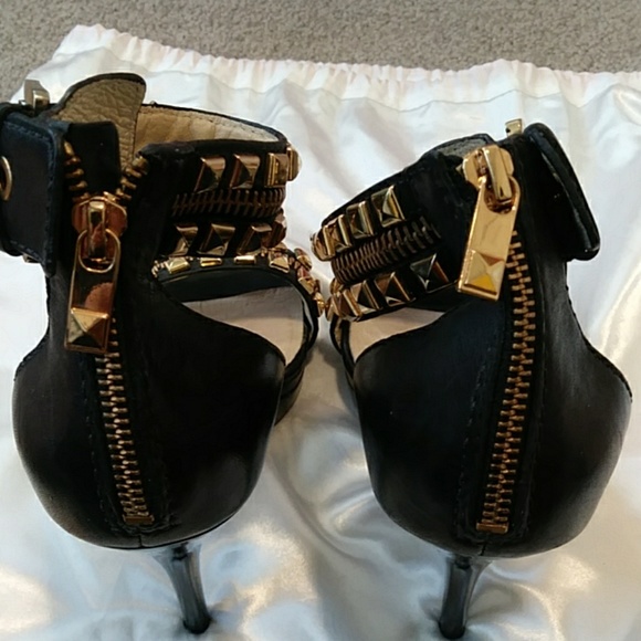 RARE **MICHAEL KORS~ HOT~GOLD STUDDED LEATHER HEELS 9.5 - Picture 3 of 6